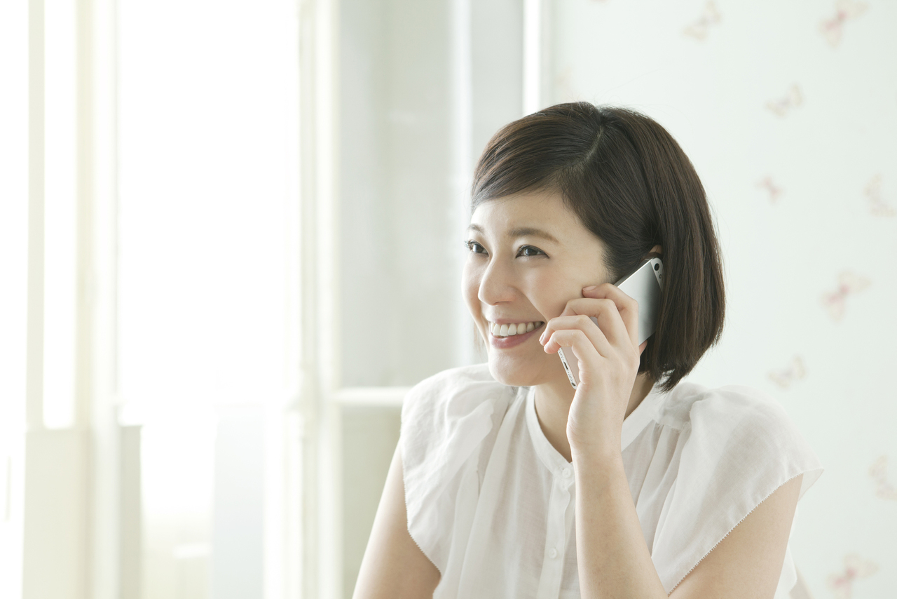電話する女性の写真